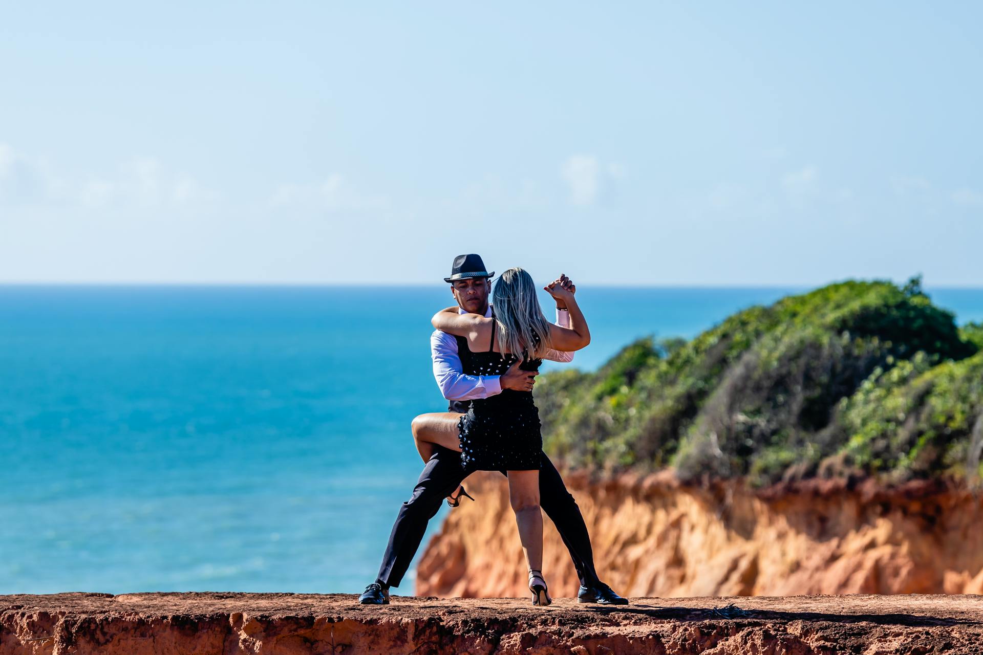 Paso doble: un dans inspirat din corida spaniolă, cu mișcări puternice și dramatice